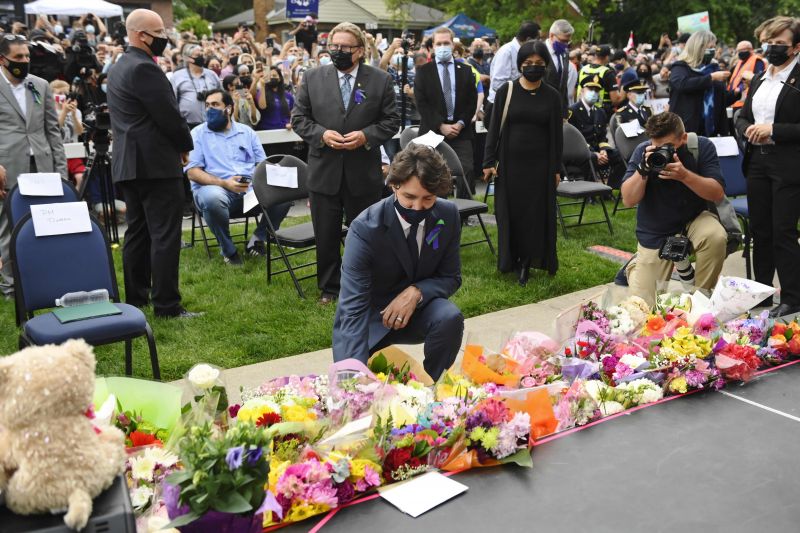 unb-ap_canada-hate-crime-Prime Minister Justin Trudeau lays flowers at a vigil outside the London Muslim Mosque for the victims of the deadly vehicle attack, Ontario, on Tuesday, June 8, 2021-ff245d94bc2b0e91e34d87f52ad773031623224538.jpg